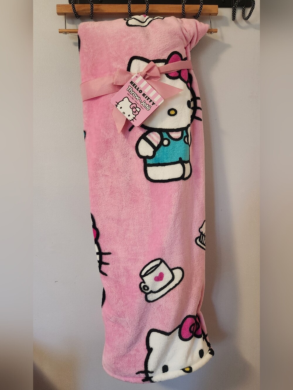 NWT Sanrio Hello Kitty w/ Cupcakes, Tea and Tiny Chum Bear Pink Blanket Throw
